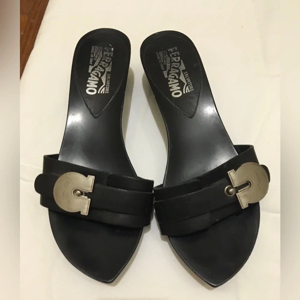 Salvatore Ferragamo wood/leather slide 6! ๐ฅ - Picture 2 of 7